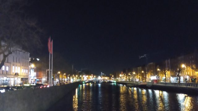 川の両側に建物の夜景