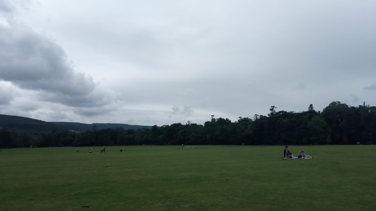 公園と曇り空